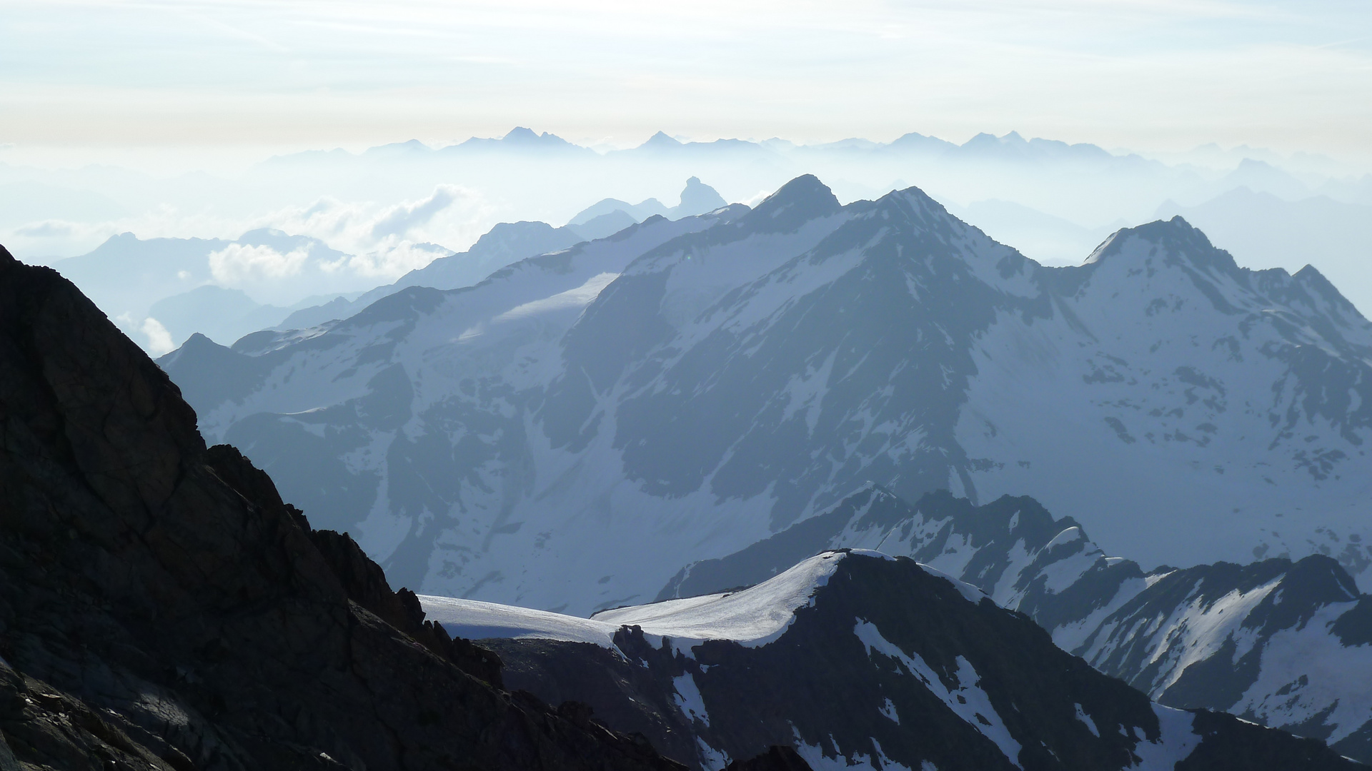 Blick vom Gipfelgrat de Wilden Freigers nach Osten