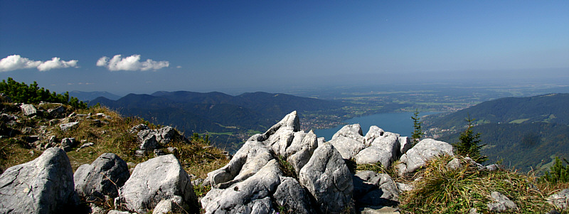 Blick vom Gipfelkreuz des Wallberg's hinab zum Tegernsee