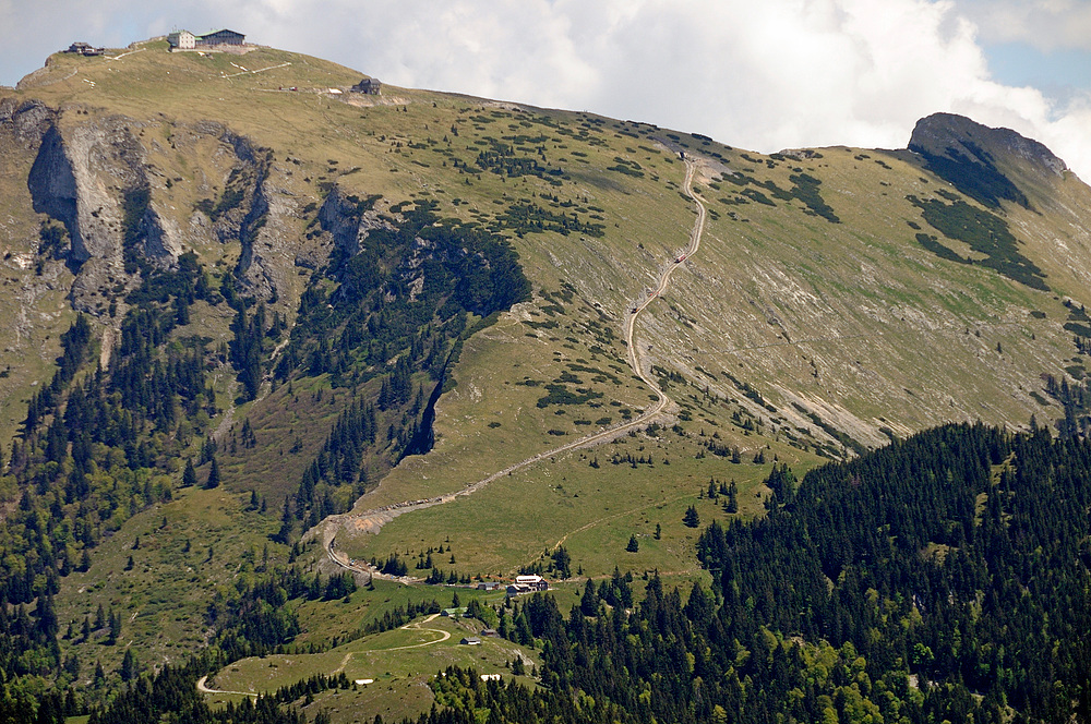 Blick vom Gipfelkreuz des Zwölferhorn 1522mtr im Salzkammergut zum Schafberg 1783mtr.