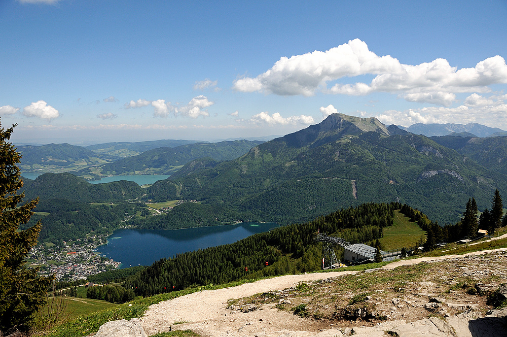 Blick vom Gipfelkreuz des Zwölferhorn 1522mtr im Salzkammergut zum Schafberg