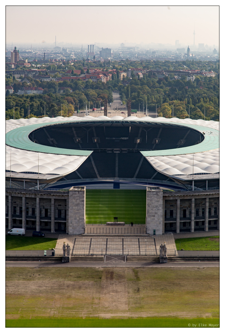 Blick vom Glockenturm auf das Olympiastadion und das herbstliche Berlin