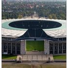 Blick vom Glockenturm auf das Olympiastadion und das herbstliche Berlin