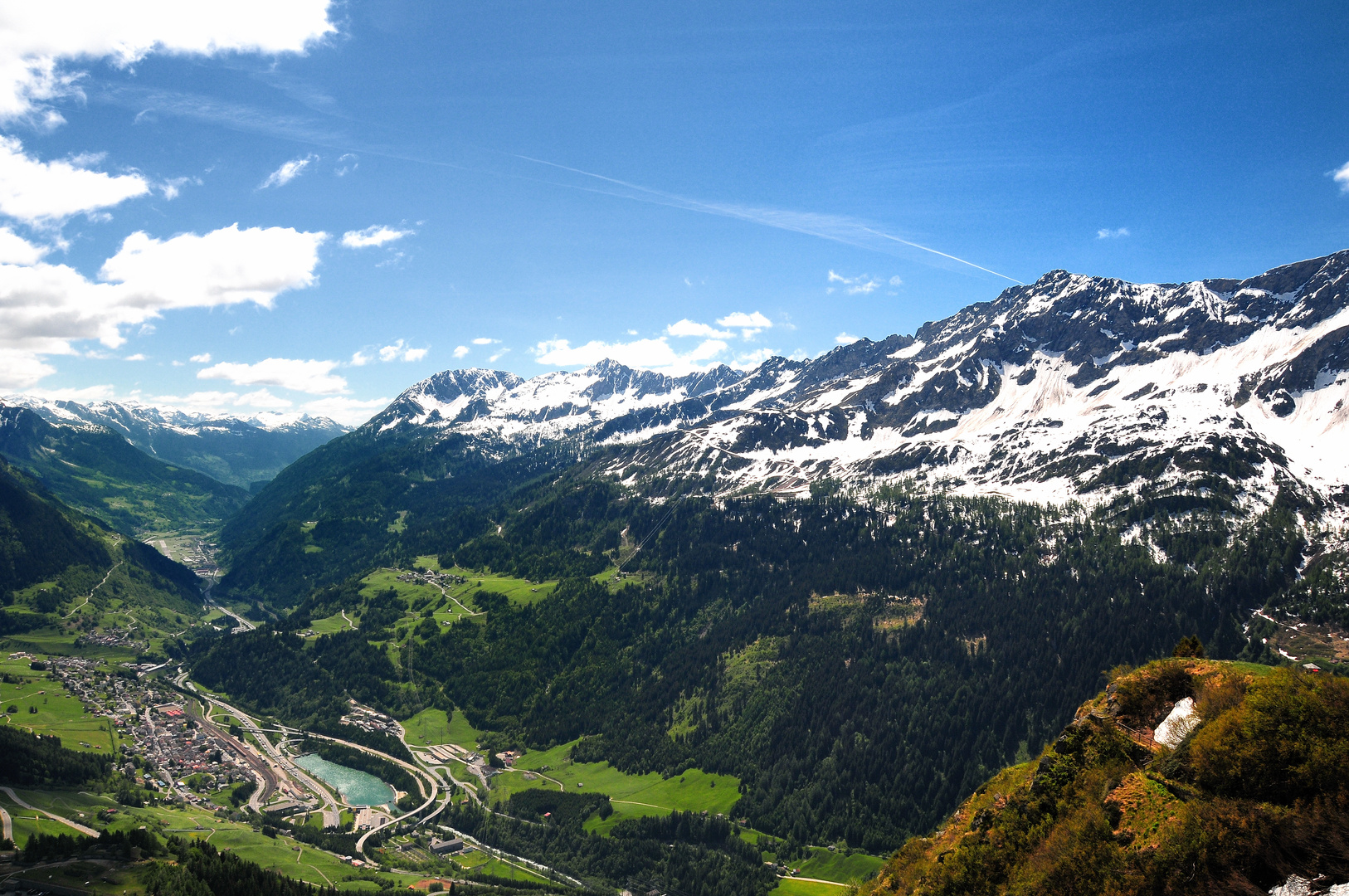 Blick vom Gotthardpass auf Airolo
