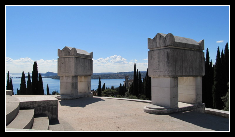 Blick vom Grabmal des Gabriele Annuzio auf Gardone Riviera