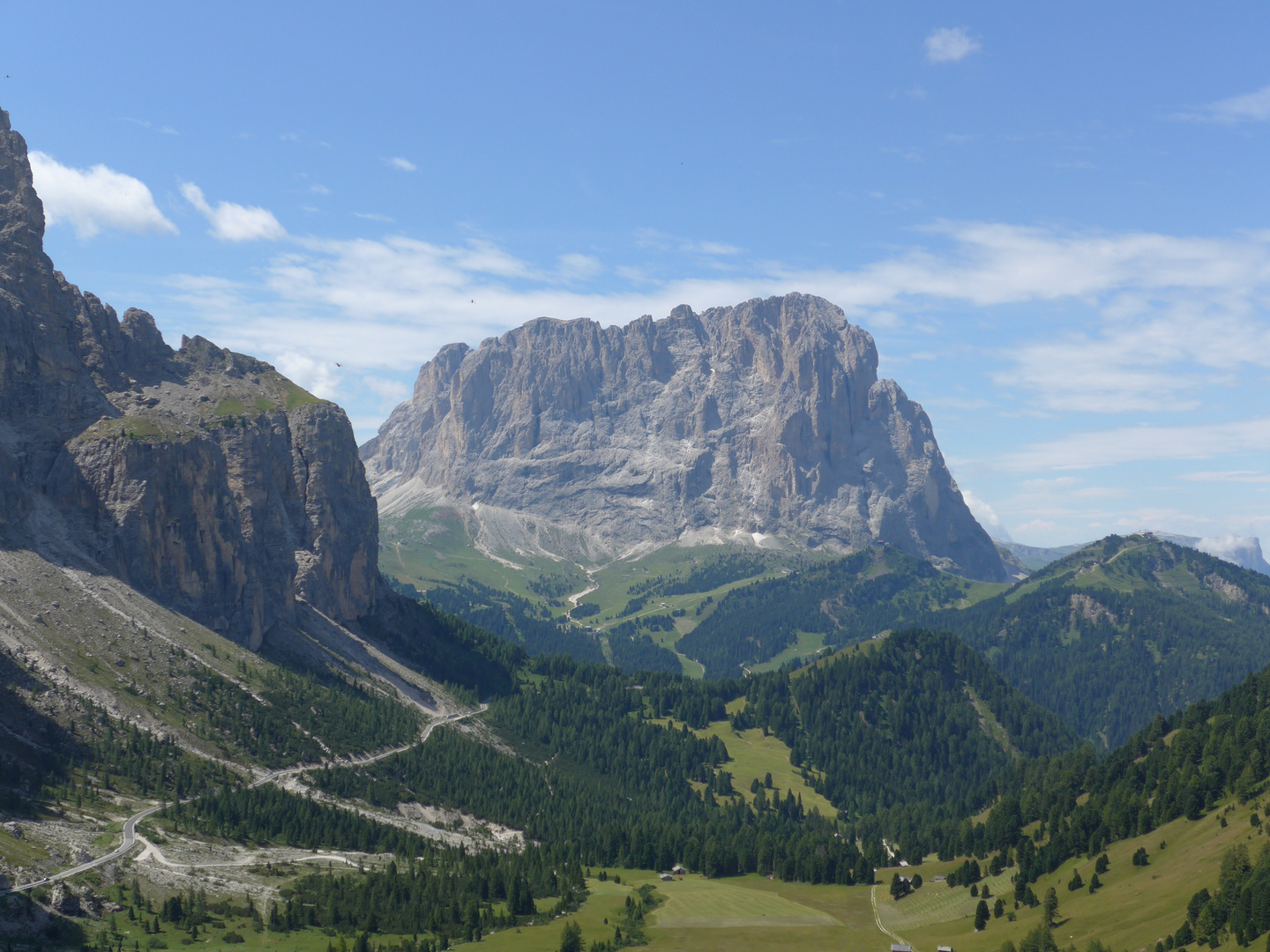 Blick vom Grödnerjoch zum Langkofel (Dolomiten)