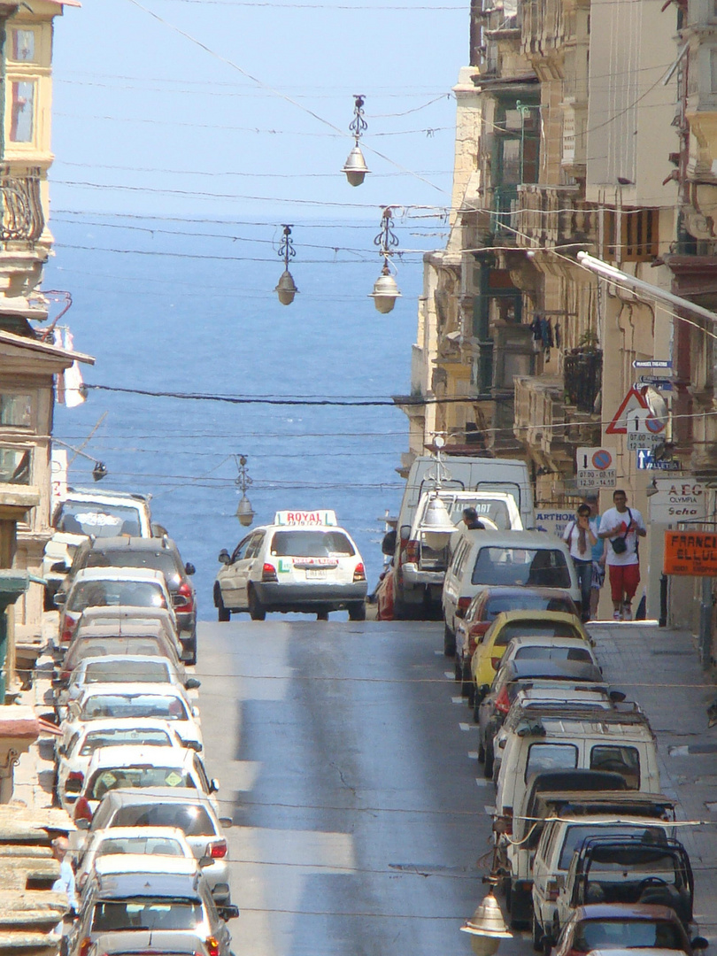 Blick vom Großmeisterpalast in Valetta über das Fort Elmo auf das Meer