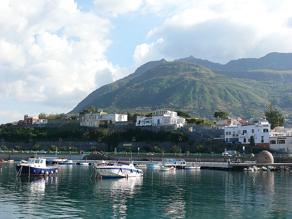 Blick vom Hafen auf Forio/Ischia