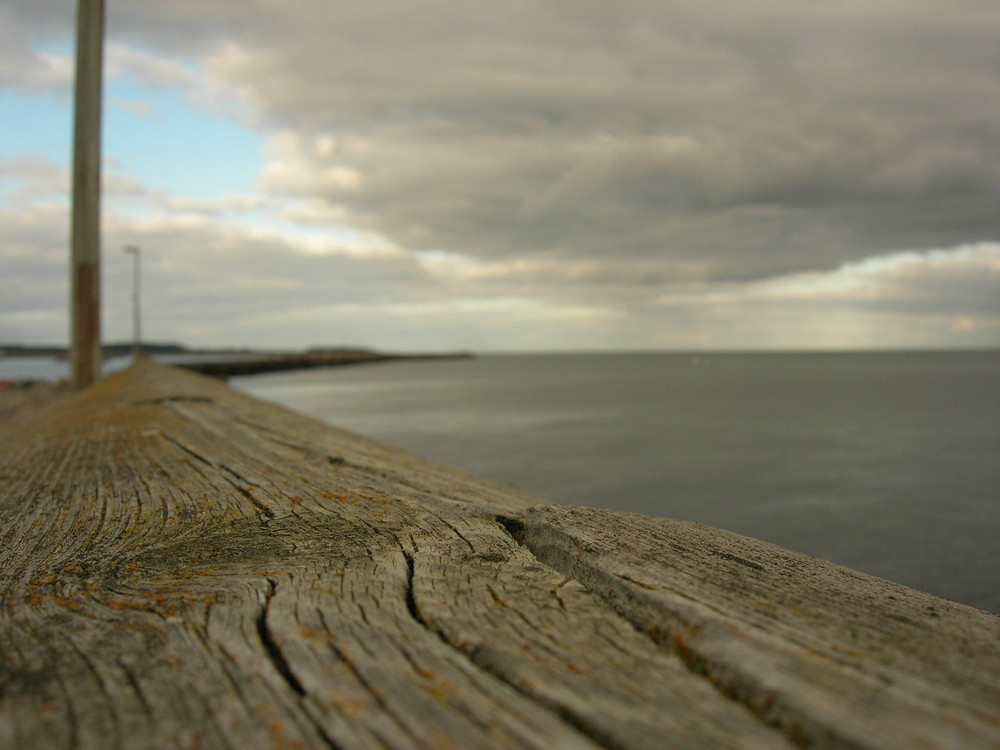 Blick vom Hafen aufs Meer hinaus