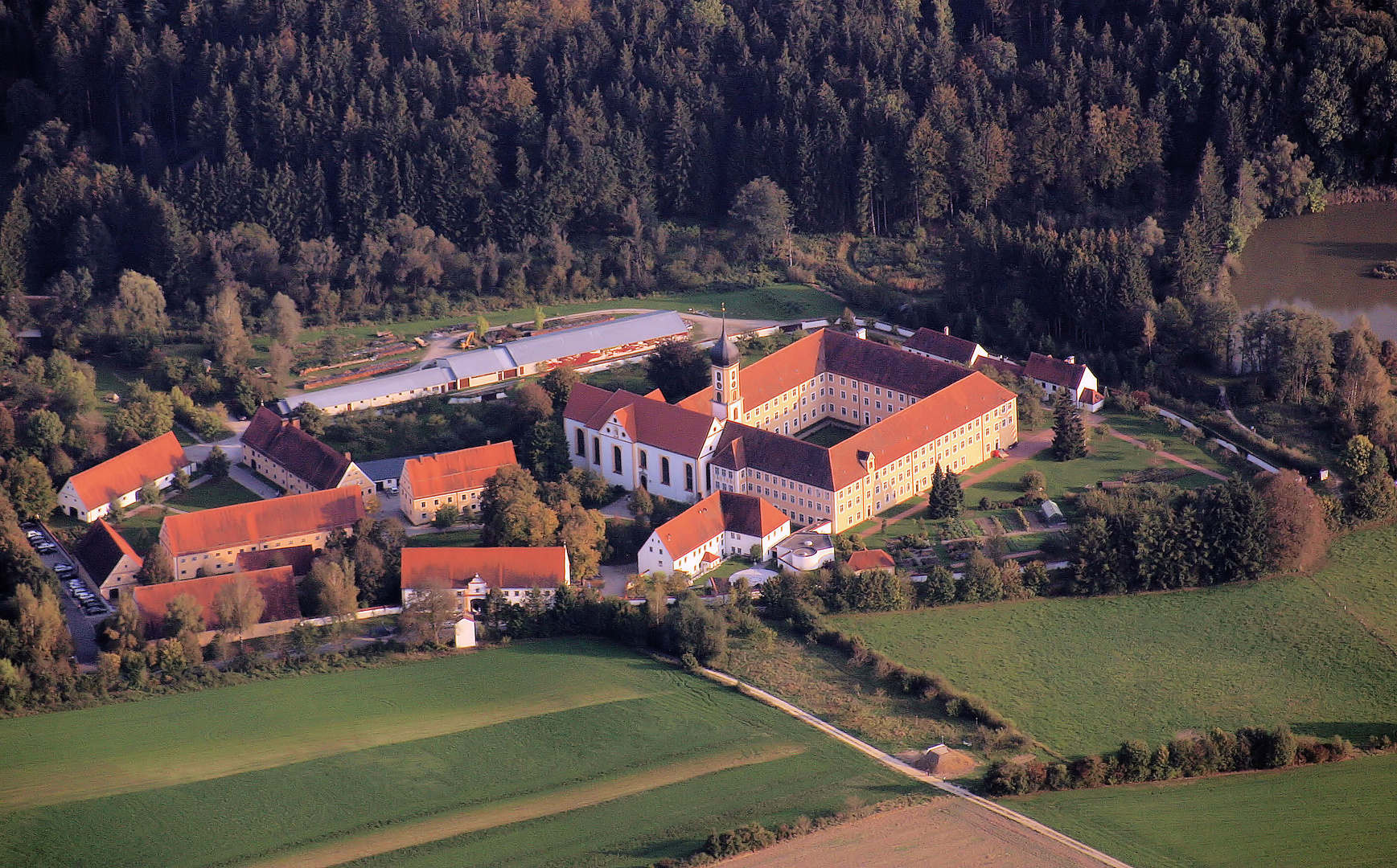 Blick vom Heißluftballon aus, auf das Kloster Oberschönenfeld bei Augsburg .....                 ...