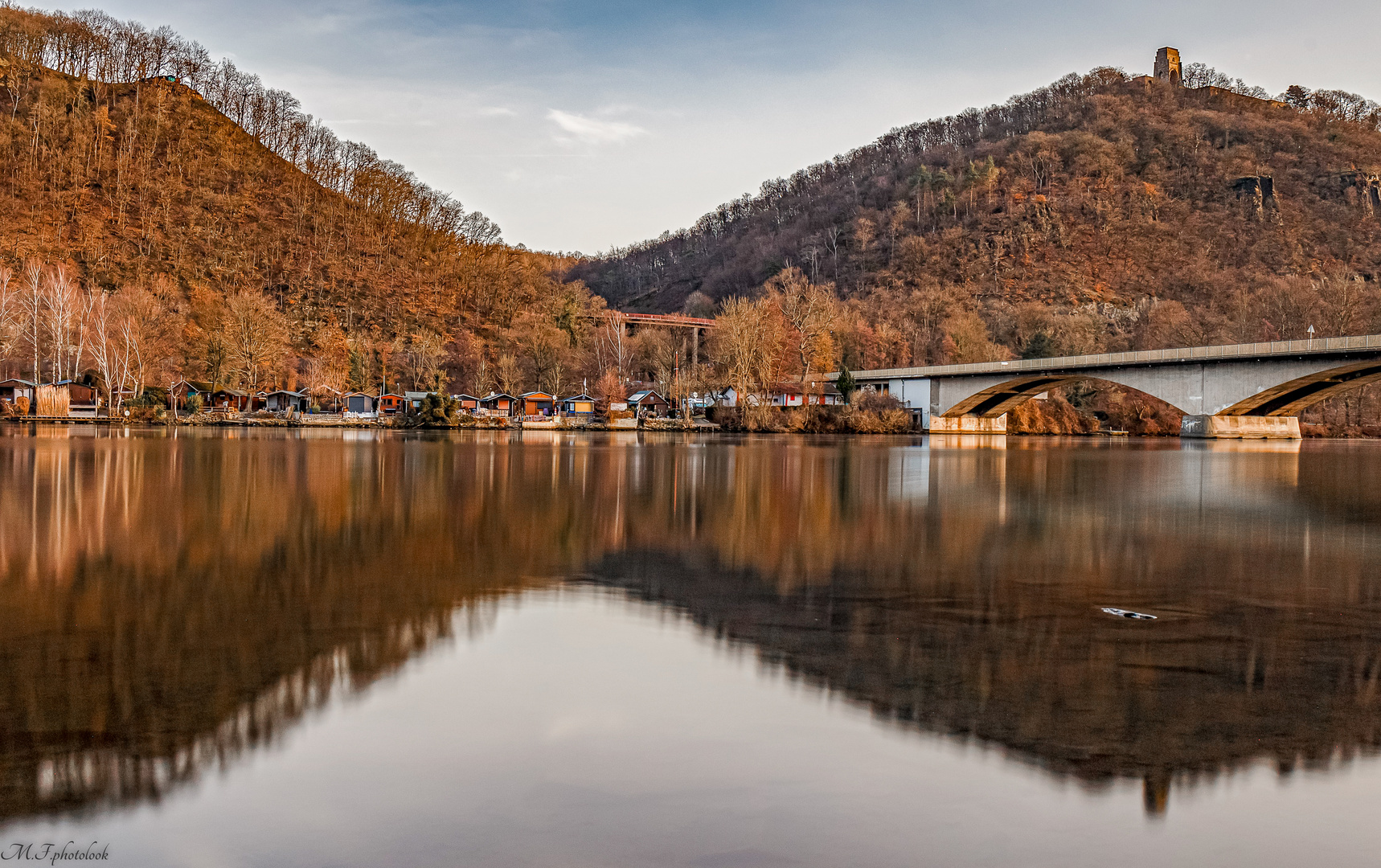 Blick vom Hengsteysee zur Hohensyburg hoch.