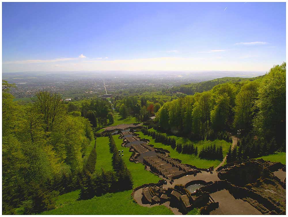 Blick vom Herkulesbauwerk über Kassel am 05.05.05