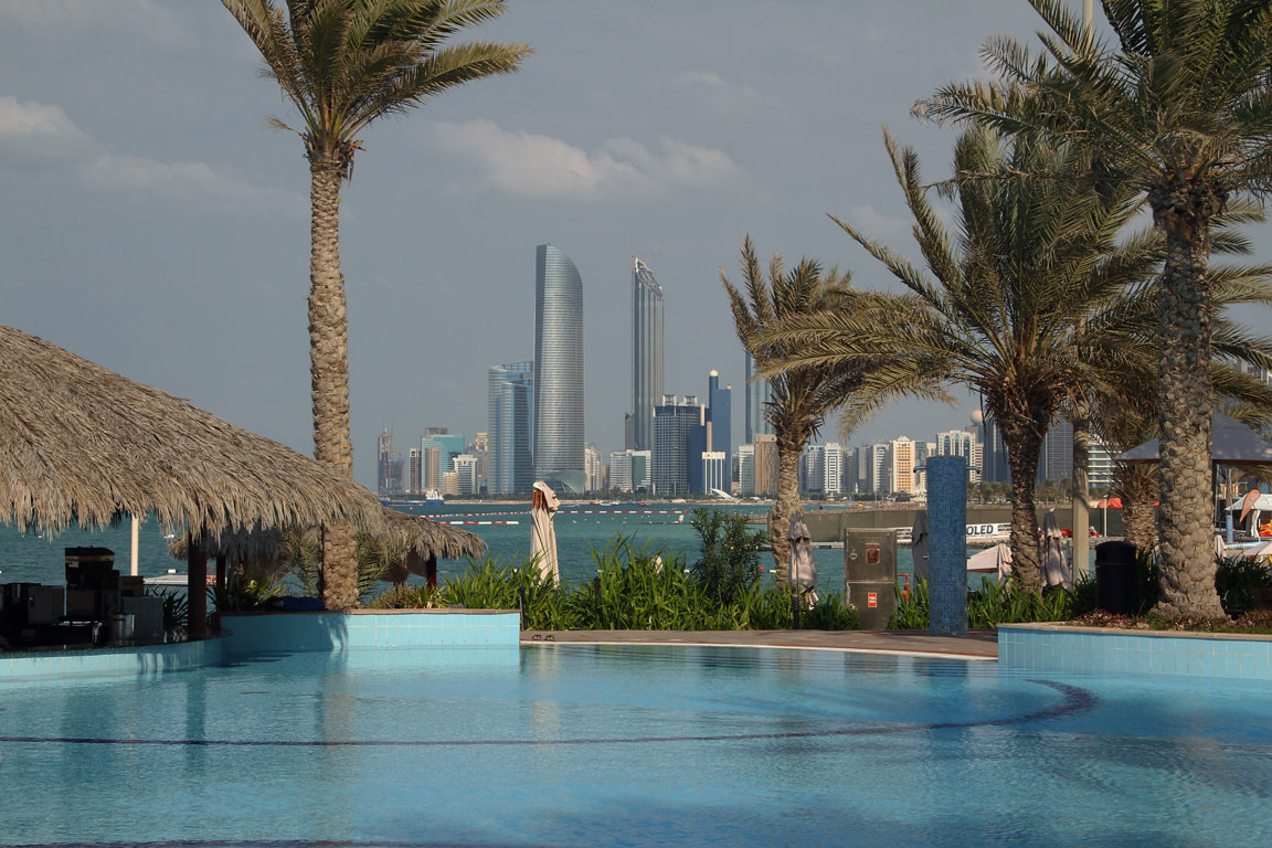 Blick vom Hilton-Beach-Club auf die Skyline von Abu Dhabi