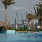 Blick vom Hilton-Beach-Club auf die Skyline von Abu Dhabi