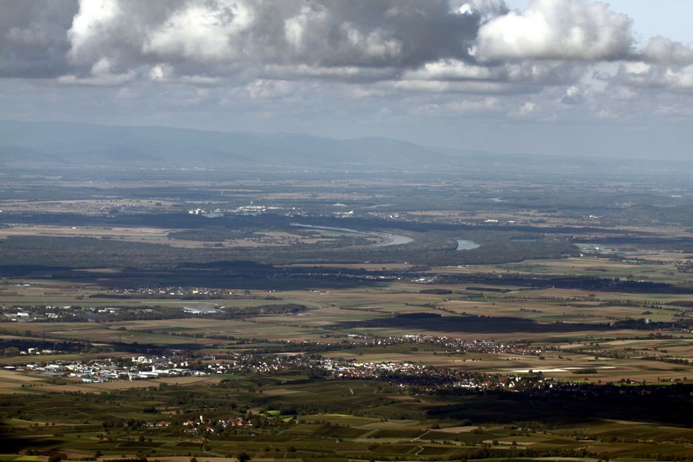 Blick vom Hochblauen (Südschwarzwald) in die Oberrheinebene (Breisach)