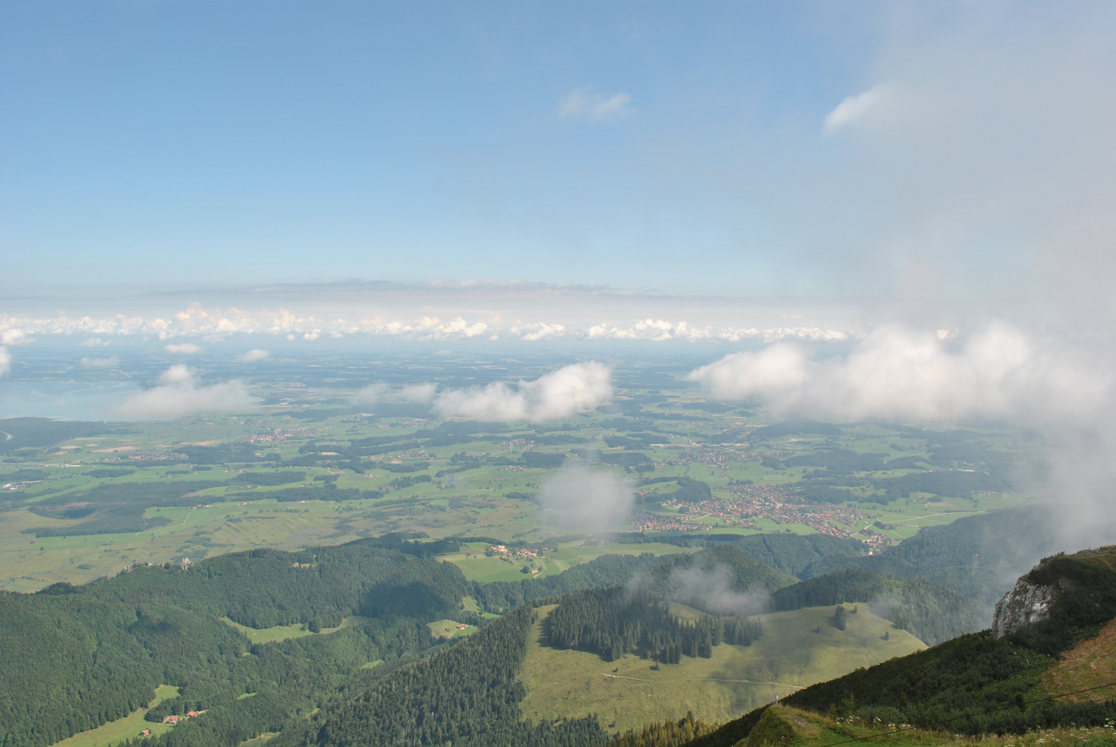 Blick vom Hochfelln (1674m) in den Chiemgau