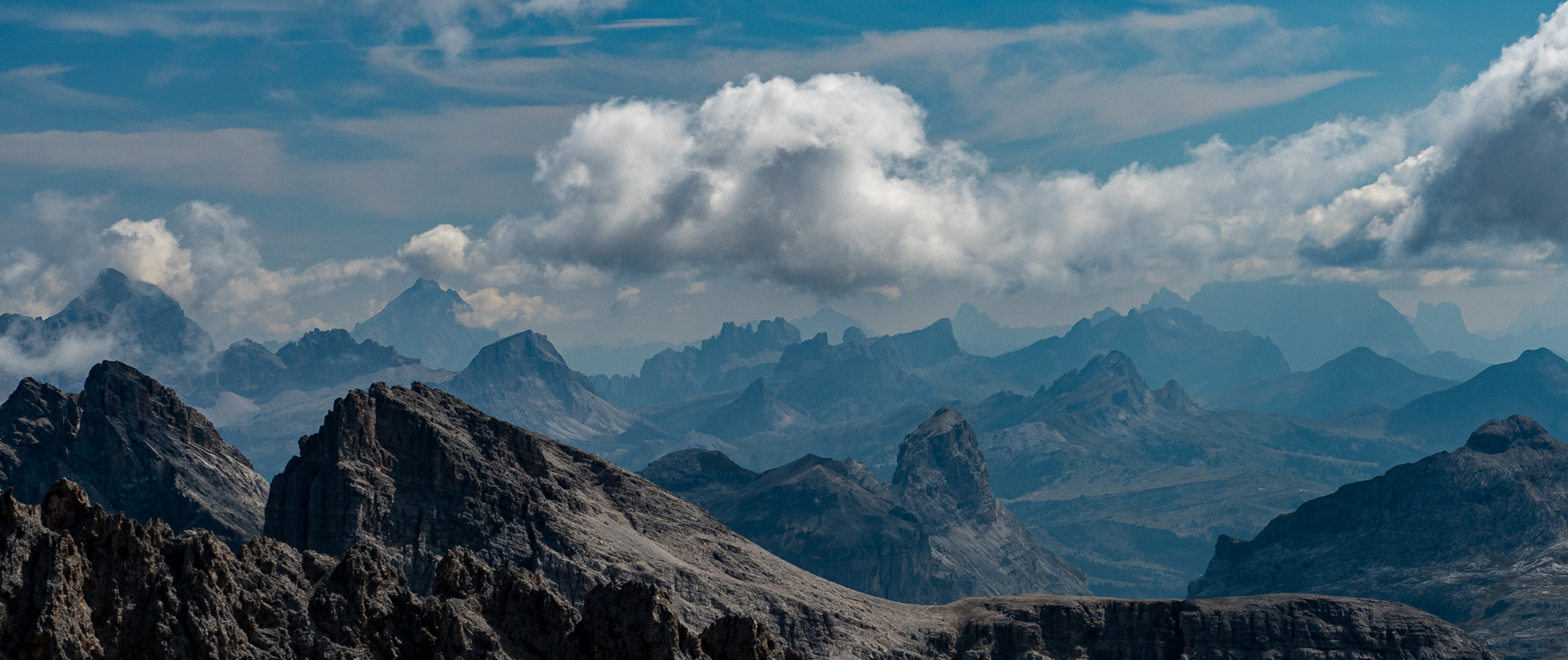 Blick vom höchsten Gipfel der Geisler-Spitzen  ...