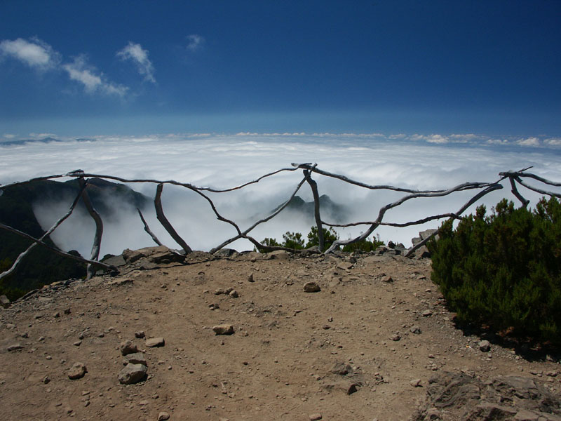 Blick vom höchsten Gipfel Madeiras, dem Pico Ruivo (1861m) im Juli 2003.