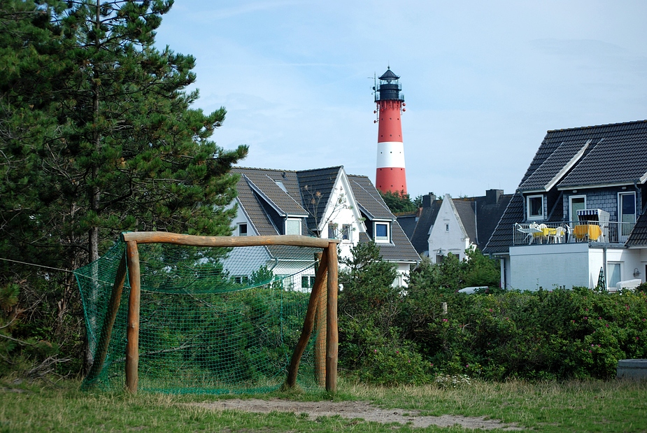 Blick vom Hörnumer Bolzplatz auf den Leuchtturm