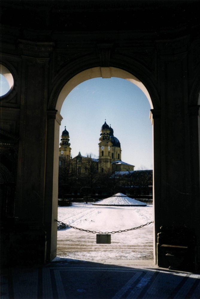 Blick vom Hofgarten auf die Theatinerkirche