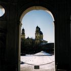 Blick vom Hofgarten auf die Theatinerkirche