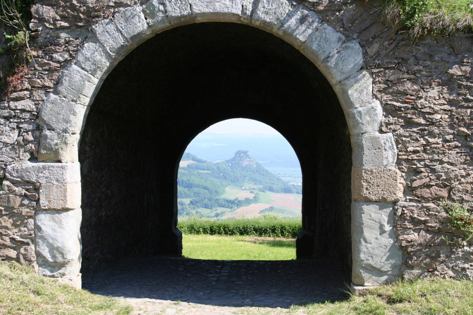 Blick vom Hohentwiel auf den Hohen Krähen