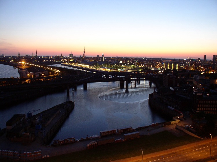 Blick vom Hotel auf Hamburg bei Nacht