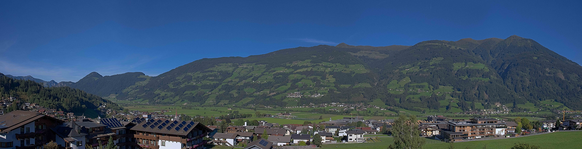 Blick vom Hotel in Fügen ins Zillertal