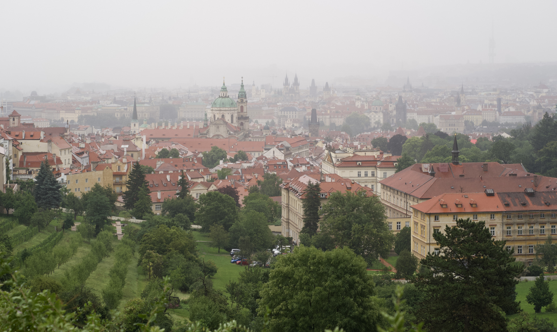 Blick vom Hradschin auf ein verregnetes Prag