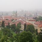 Blick vom Hradschin auf ein verregnetes Prag