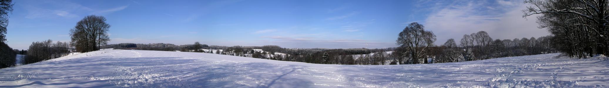 Blick vom Hügel über unserem Hof über das Tal
