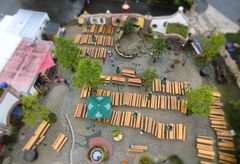 Blick vom Hundertwasserturm auf den Biergarten der Brauerei Kuchlbauer