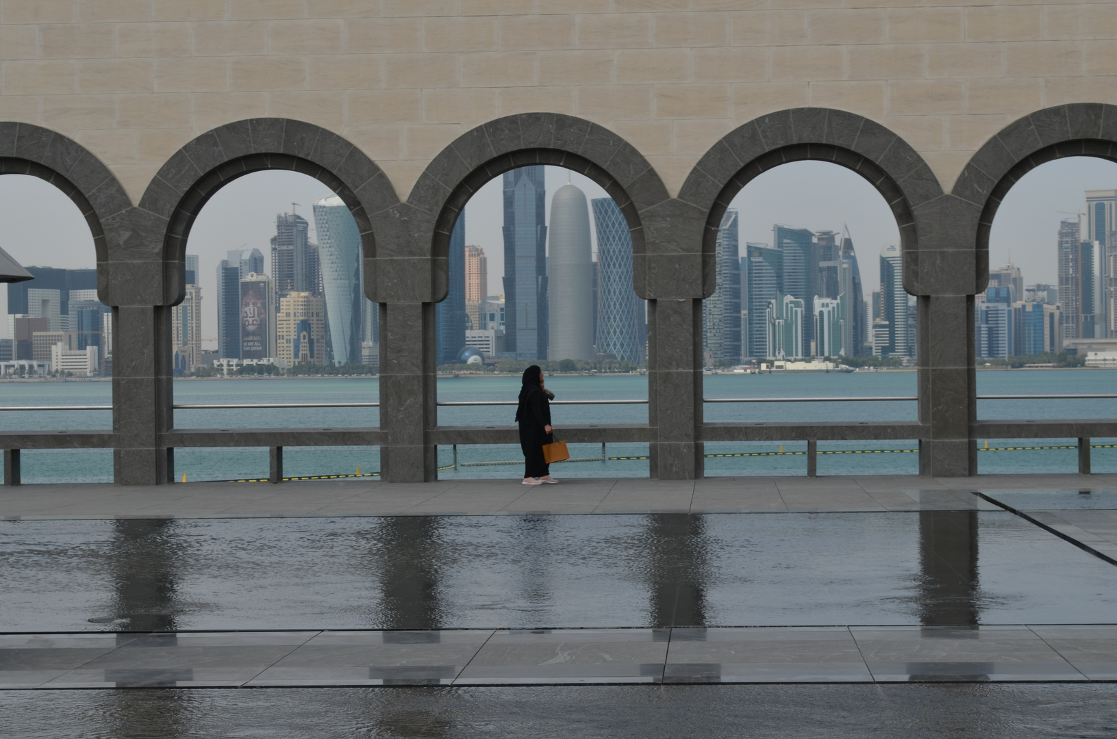 Blick vom Innenhof des Museums für Islamische Kunst auf die Skyline von Doha. 