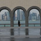 Blick vom Innenhof des Museums für Islamische Kunst auf die Skyline von Doha. 
