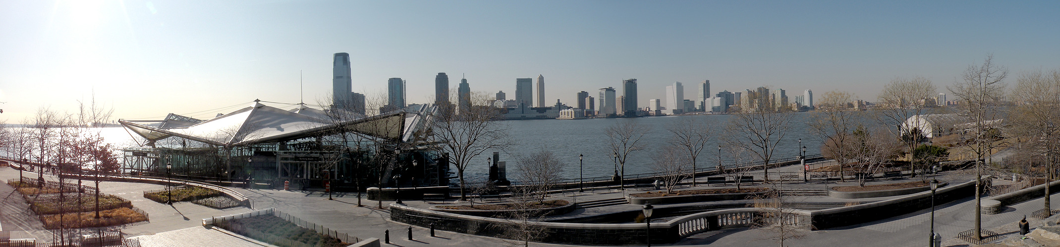 Blick vom Irish Hunger Memorial - Manhattan - nach New Jersey