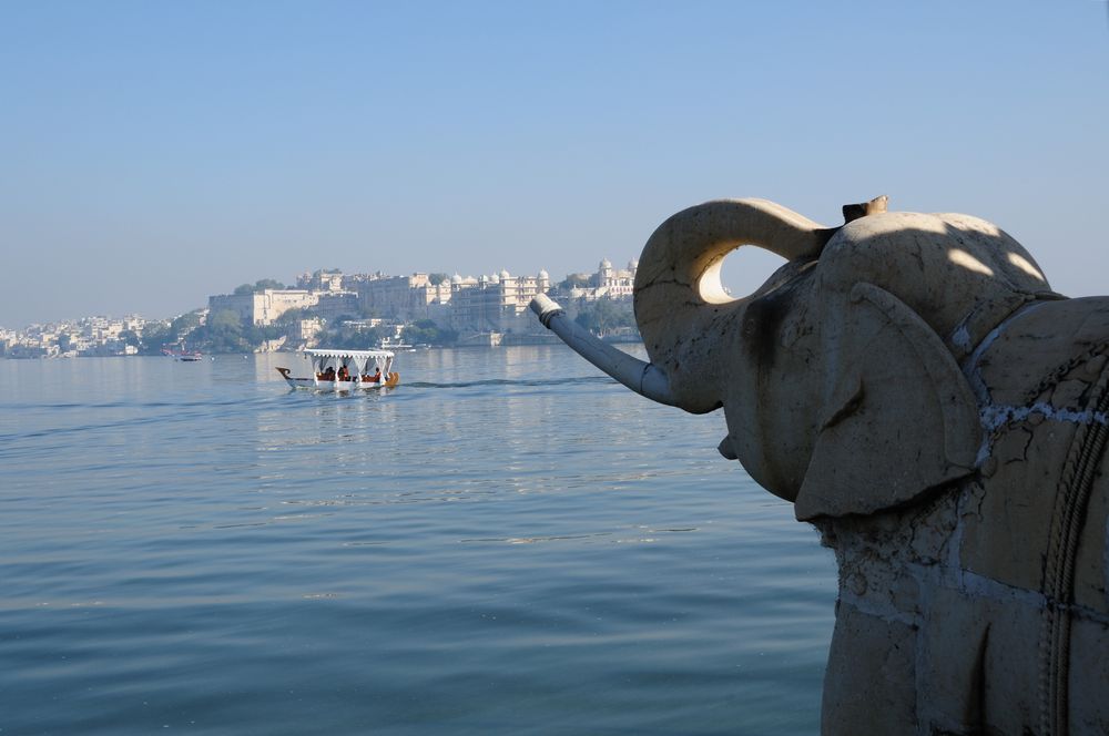 Blick vom Jag Mandir Island auf den City Palast von Udaipur