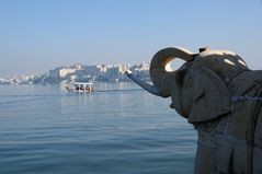 Blick vom Jag Mandir Island auf den City Palast von Udaipur