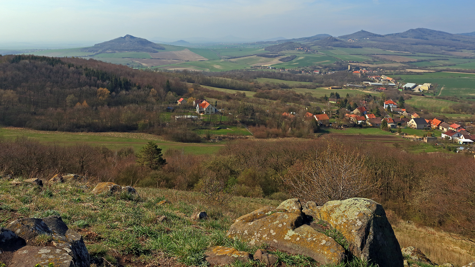 Blick vom Kahlen Berg (Holy vrch) im Böhmischen Mittelgebirge...