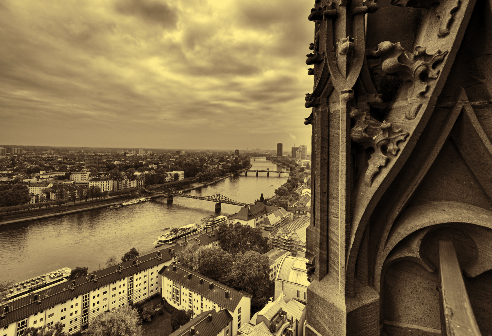 Blick vom Kaiserdom auf den Main