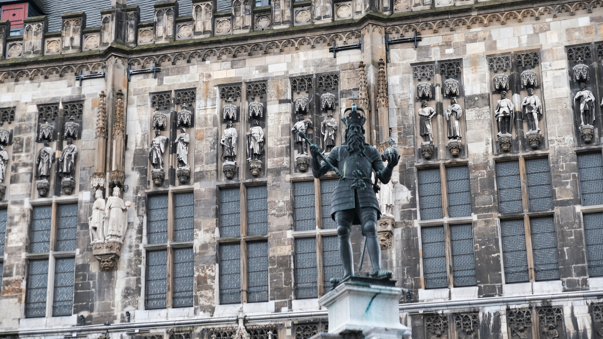 Blick vom Karlsbrunnen auf das Rathaus von Aachen