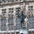 Blick vom Karlsbrunnen auf das Rathaus von Aachen