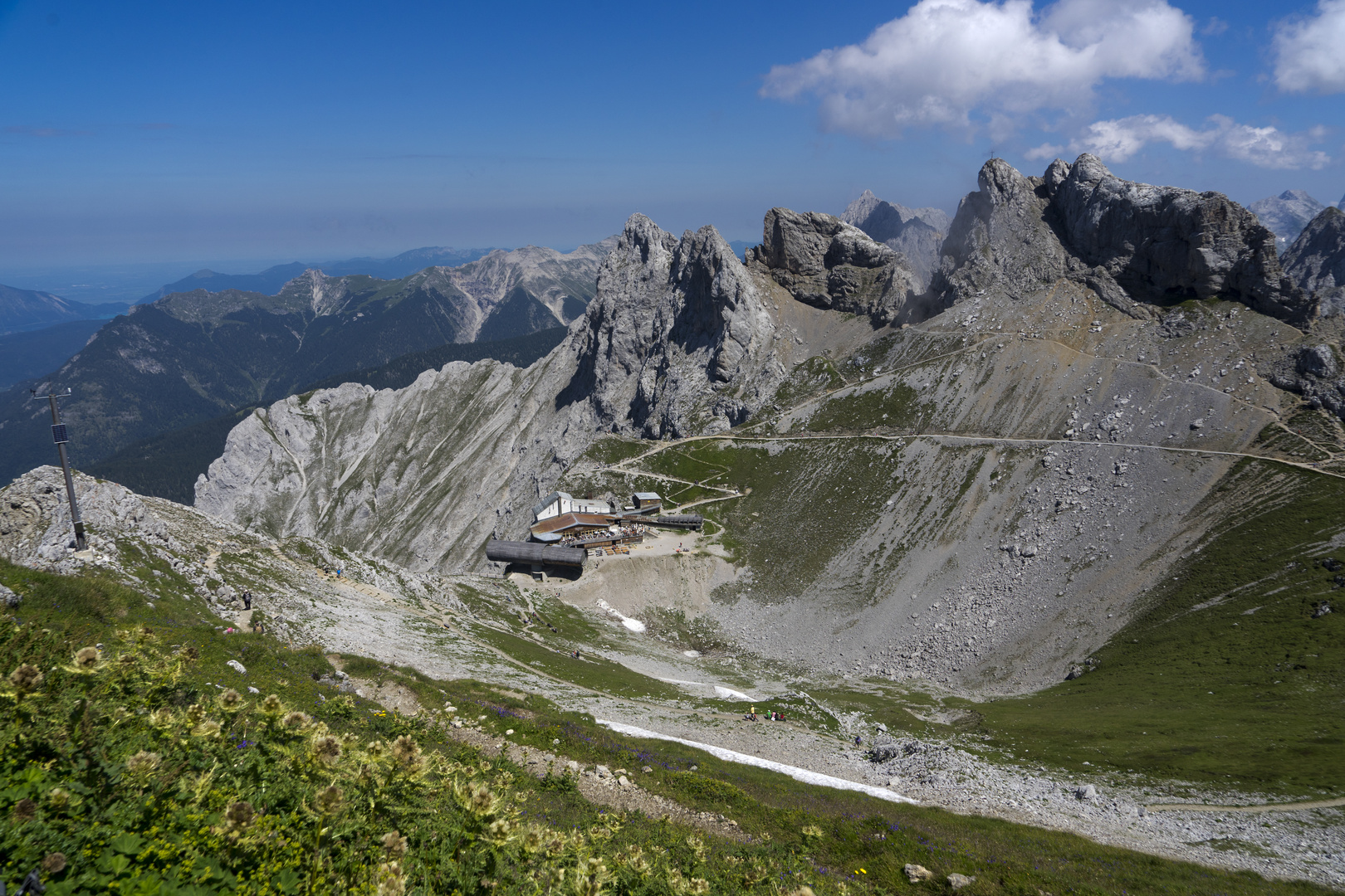 Blick vom Karwendel mit Karwendelhütte