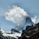 Blick vom Kirchplatz Zermatt auf das Matterhorn mit seiner Wolkenfahne