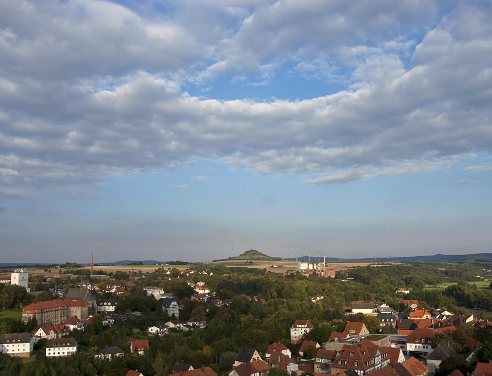 Blick vom Kirchturm der Neustadt über Warburg (Desenberg)