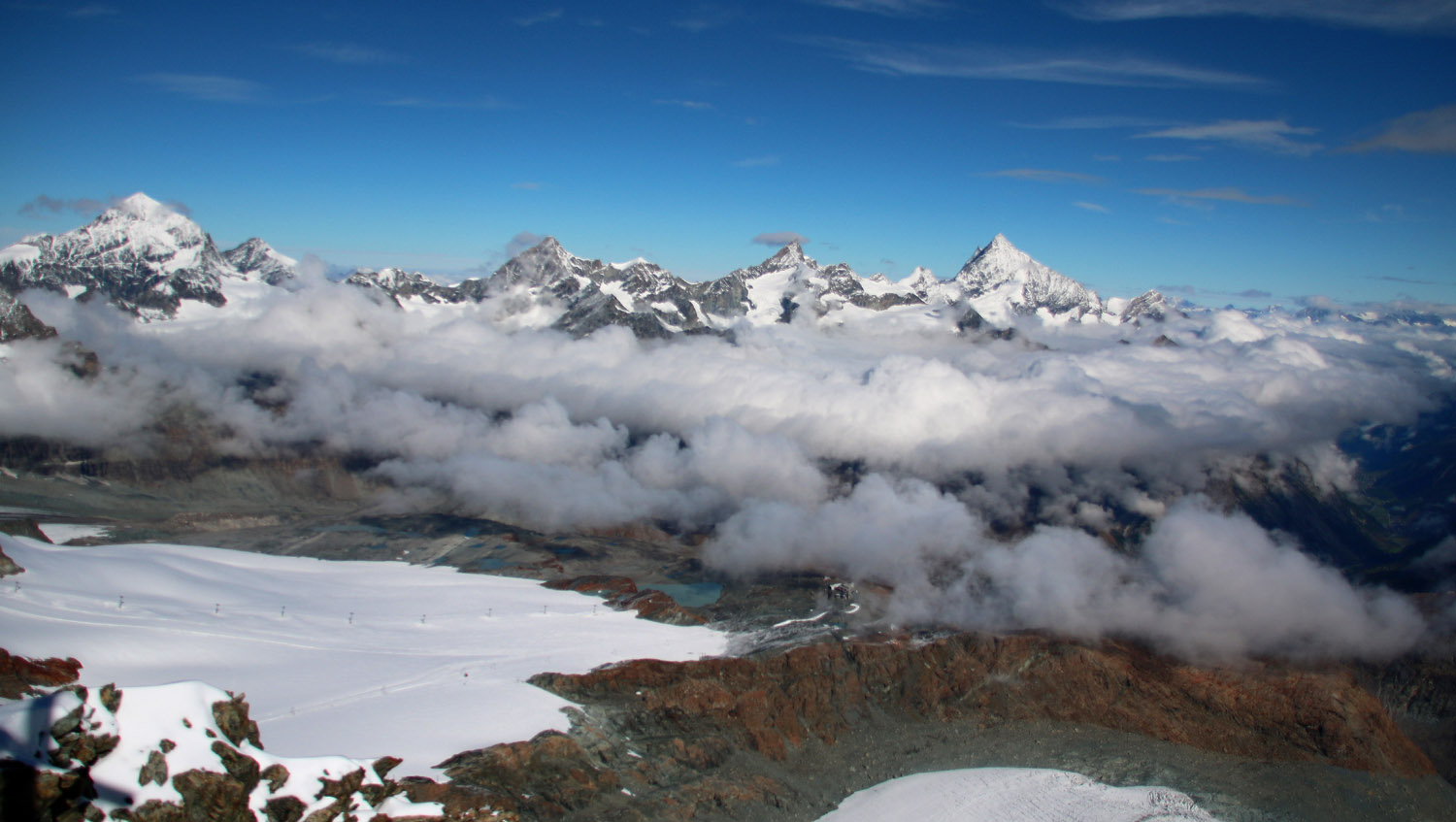 Blick vom Kleinen Matterhorn (3882m) auf vier Viertausender