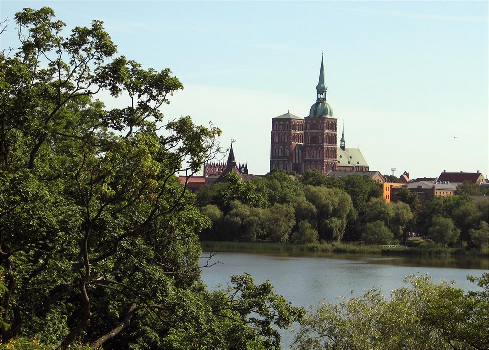 Blick vom Knieper Teich auf die St. Nikolaikirche