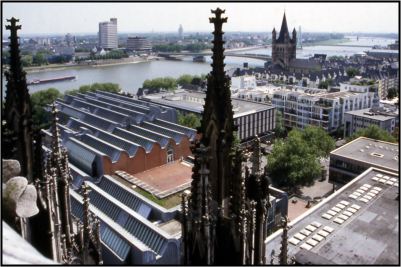 Blick vom Kölner Dom auf Groß St. Martin, Deutzer Brücke und Severinsbrücke