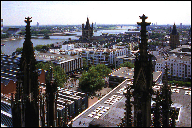 Blick vom Kölner Dom auf Groß St. Martin, Rathaus und Rheinbrücken