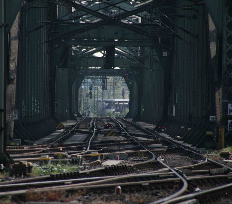 Blick vom Kölner Hbf in Richtung der Deutzer Brücke