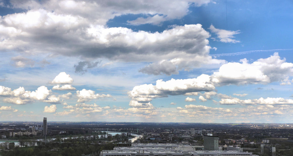 Blick vom Kölntriangle Richtung Niederrhein