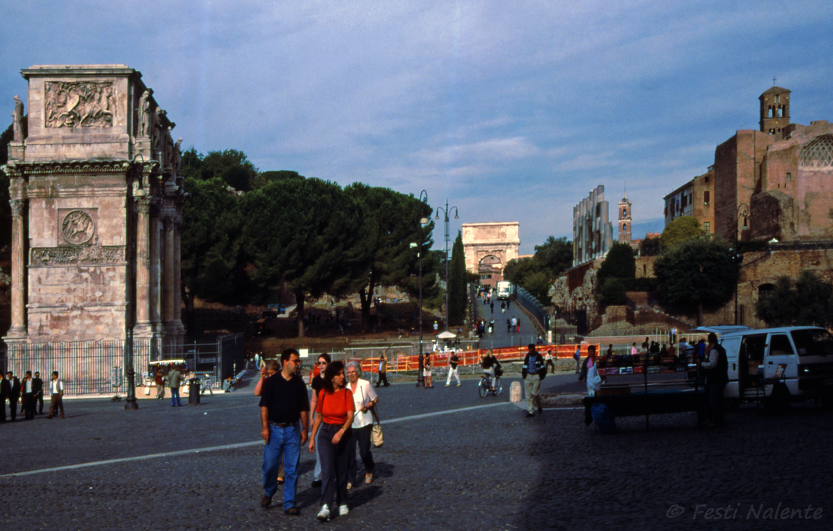 Blick vom Kolosseum auf Konstantinsbogen und Forum Romanum mit Septimius-Severus-Bogen